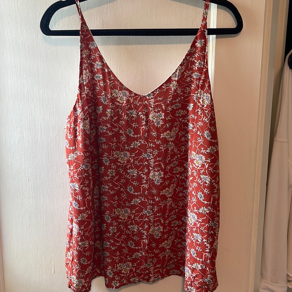 Beautiful burnt orange tank flowy It has little daisies on it that are creamNWOt